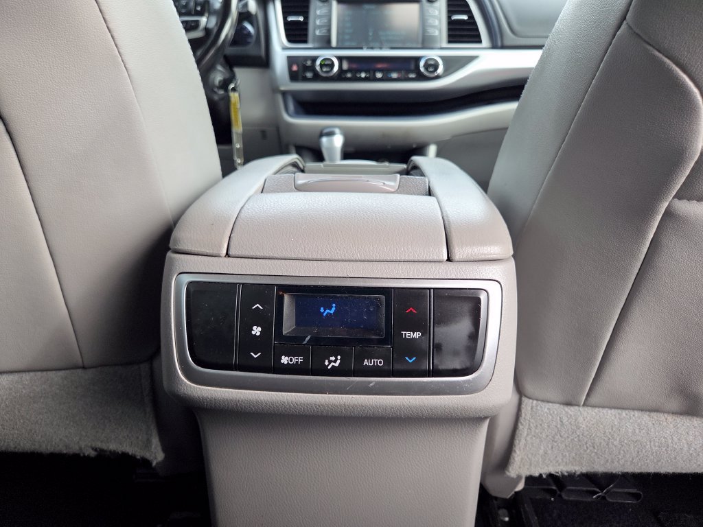Used 2017 Toyota Highlander Plus AWD/4WD image 27