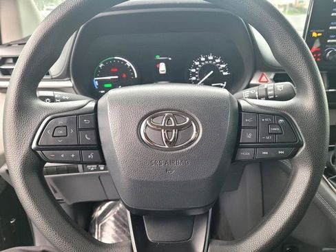 Certified 2024 Toyota Sienna LE image 24