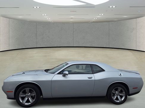 Used 2021 Dodge Challenger SXT w/ Driver Convenience Group image 2