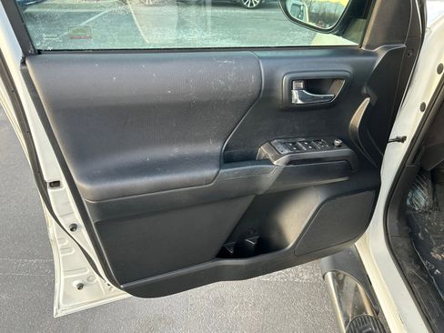 Used 2016 Toyota Tacoma TRD Sport image 9