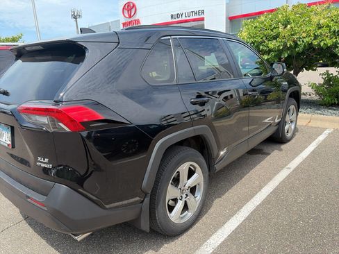 Used 2021 Toyota RAV4 XLE Premium AWD/4WD image 4
