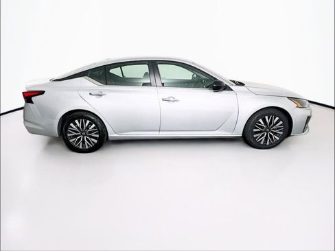 Used 2024 Nissan Altima 2.5 SV image 10