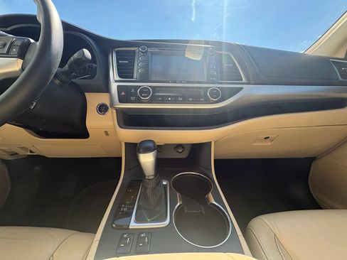Used 2016 Toyota Highlander XLE FWD image 12