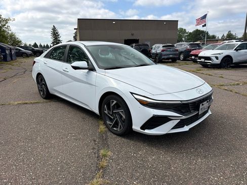 Used 2024 Hyundai Elantra Limited FWD image 3