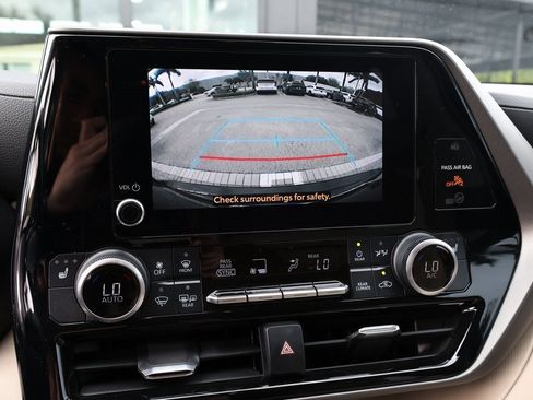 Used 2023 Toyota Highlander XLE image 29