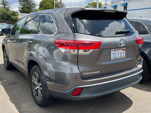 Used 2017 Toyota Highlander LE w/ Carpet Mat Package AWD/4WD image 6