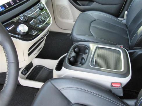 Certified 2024 Chrysler Pacifica Touring-L FWD image 12