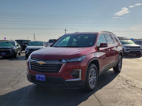 Used 2023 Chevrolet Traverse LT image 2