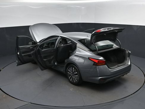 Used 2024 Nissan Altima 2.5 SV FWD image 2