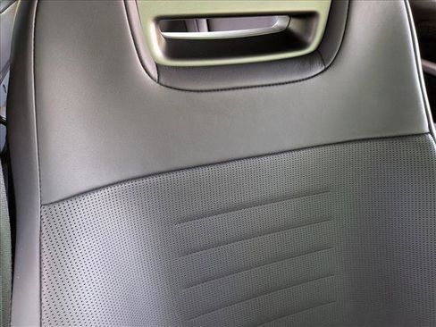 Used 2025 Land Rover Defender 110 image 18