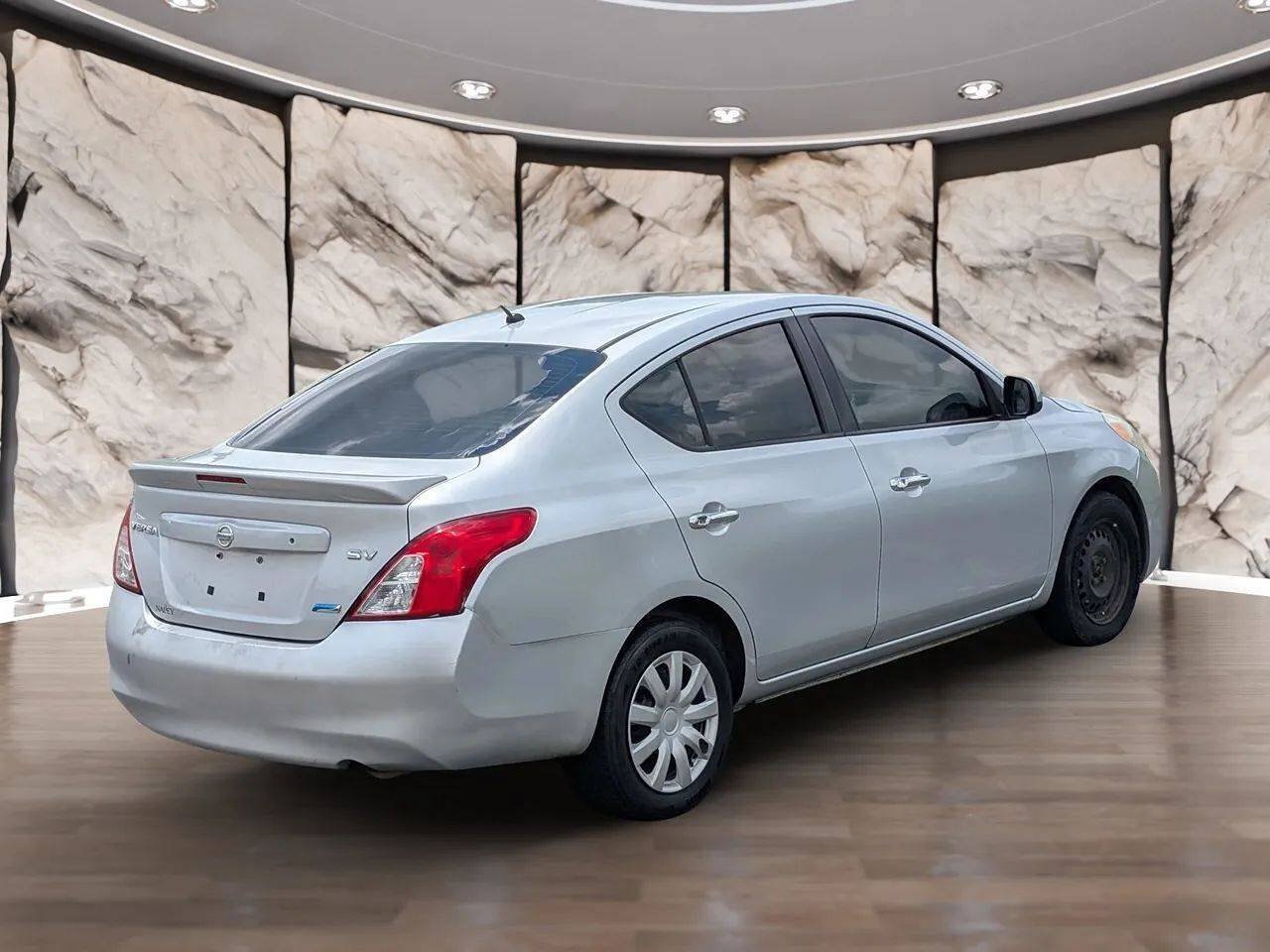 Used 2013 Nissan Versa SV FWD image 13