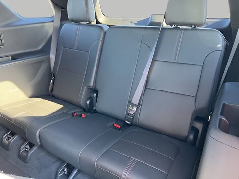 Used 2023 Chevrolet Traverse RS image 31