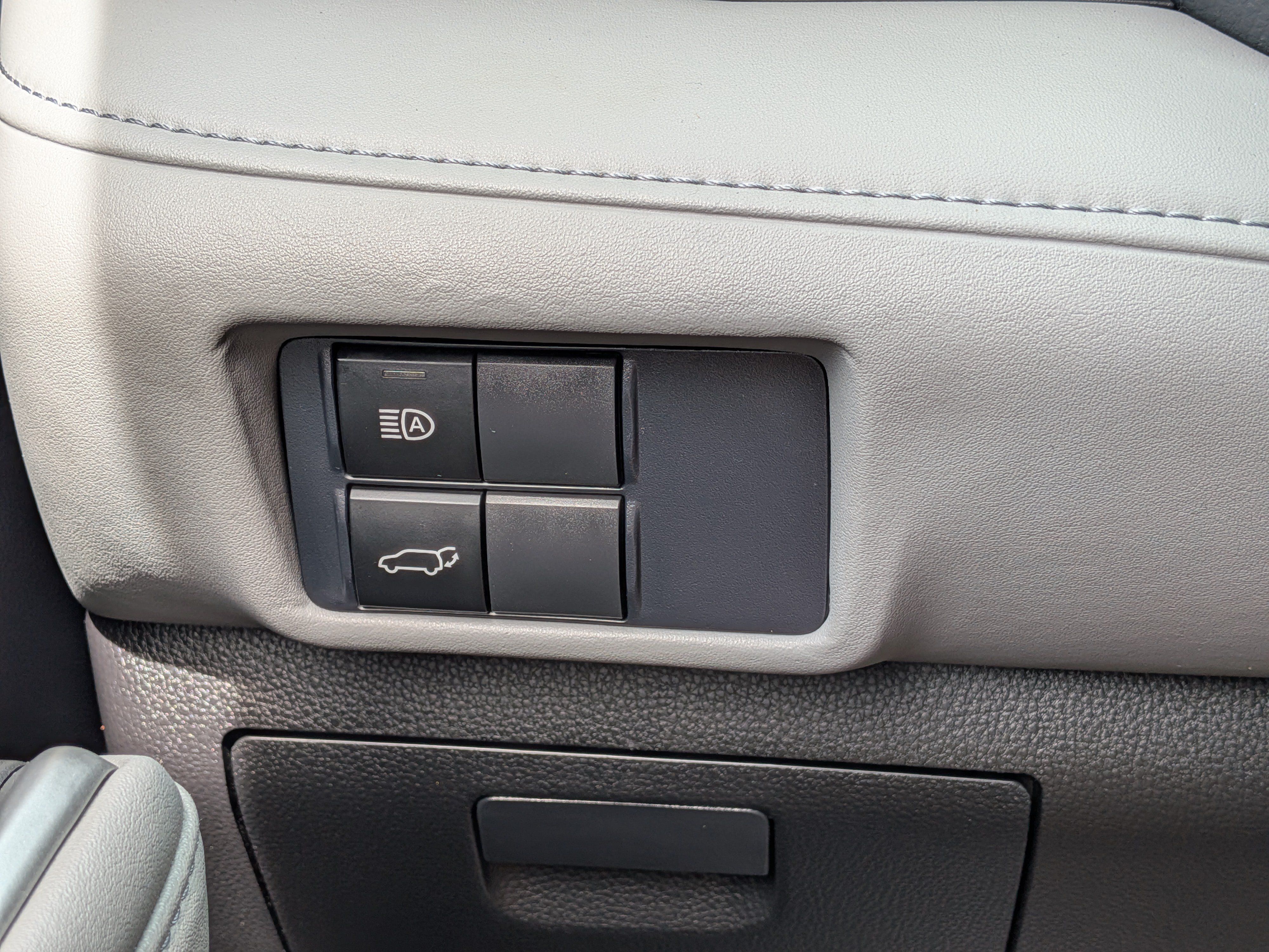 Used 2021 Toyota Highlander XLE AWD/4WD image 25