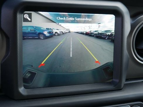 Used 2022 Jeep Gladiator Sport image 3