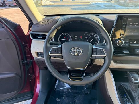 Used 2020 Toyota Highlander XLE image 12