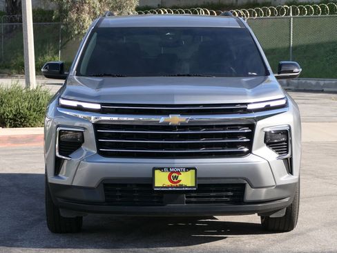 Used 2025 Chevrolet Traverse LT image 8