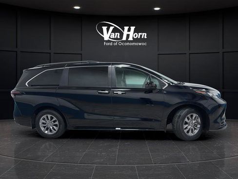 Used 2025 Toyota Sienna XLE FWD image 8