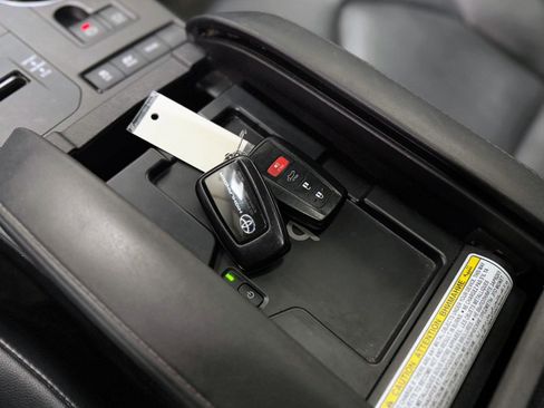 Used 2020 Toyota Highlander XLE image 26