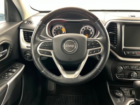 Used 2018 Jeep Cherokee Overland w/ Technology Group image 13