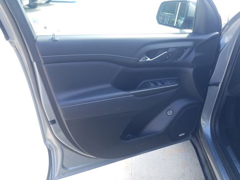 Used 2023 GMC Acadia SLT w/ Technology Package image 9