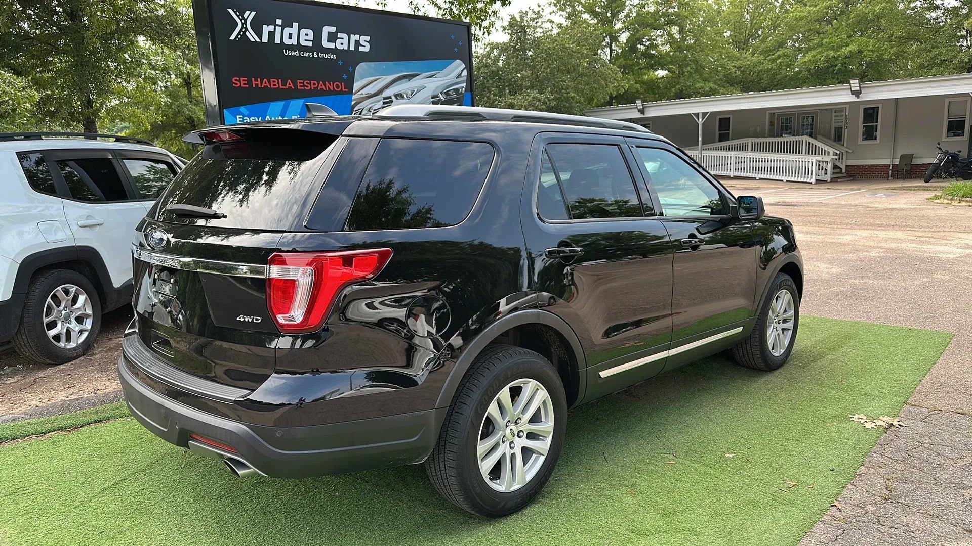 Used 2018 Ford Explorer XLT AWD/4WD image 6