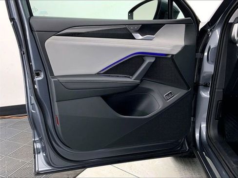 Certified 2025 Volkswagen Tiguan SE w/ Panoramic Sunroof Package AWD/4WD image 27