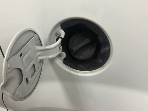 Used 2016 Chrysler Town & Country Limited FWD image 30