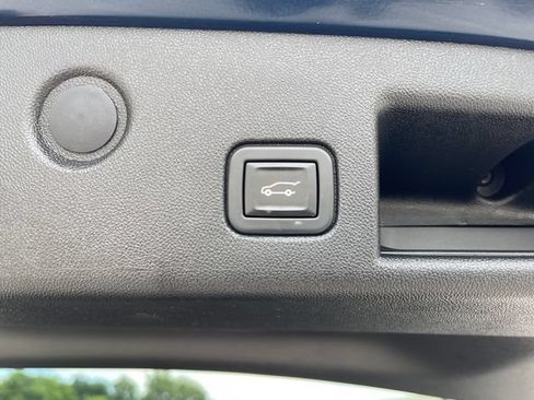 Used 2020 Chevrolet Equinox Premier FWD image 17