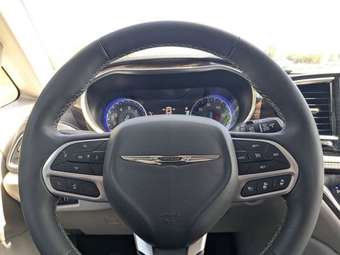Used 2023 Chrysler Pacifica Limited image 23