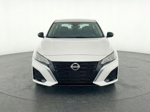 Used 2025 Nissan Altima 2.5 SV FWD image 2