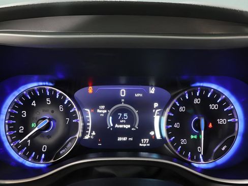 Used 2025 Chrysler Pacifica Select image 14