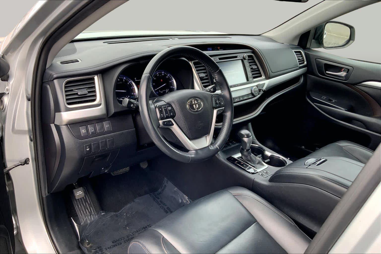 Used 2019 Toyota Highlander XLE AWD/4WD image 15