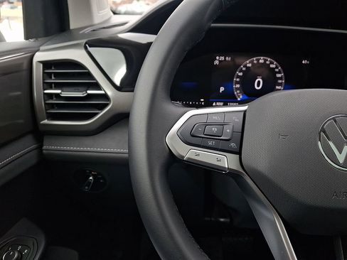 Certified 2025 Volkswagen Taos SE image 21
