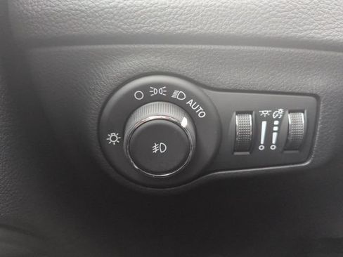 Used 2019 Jeep Compass Latitude FWD image 30