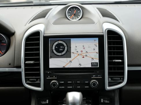 Used 2017 Porsche Cayenne AWD/4WD image 13