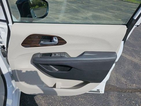 Used 2024 Chrysler Pacifica Limited w/ Trailer Tow Group AWD/4WD image 14