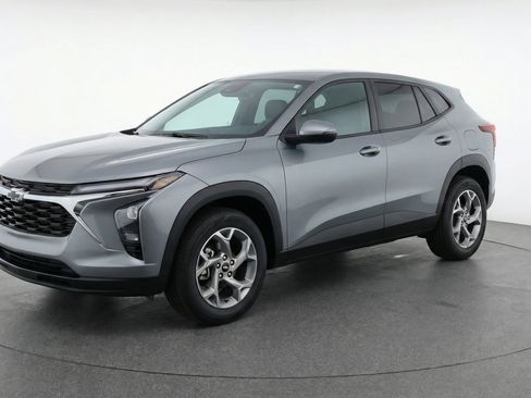 Used 2025 Chevrolet Trax LT image 3