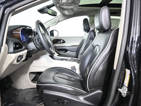 Used 2023 Chrysler Pacifica Limited FWD image 22