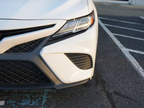 Used 2018 Toyota Camry SE w/ Moonroof Package FWD image 5