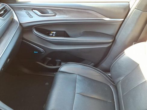 Used 2023 Jeep Grand Cherokee Overland w/ Luxury Tech Group IV image 31