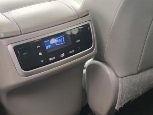 Used 2016 Toyota Highlander XLE image 29