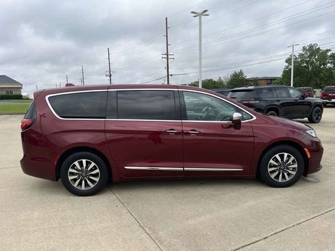Used 2022 Chrysler Pacifica Limited FWD image 4