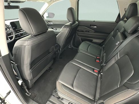 Used 2024 Nissan Pathfinder SL AWD/4WD image 10