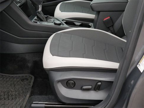 Certified 2025 Volkswagen Taos SE image 14