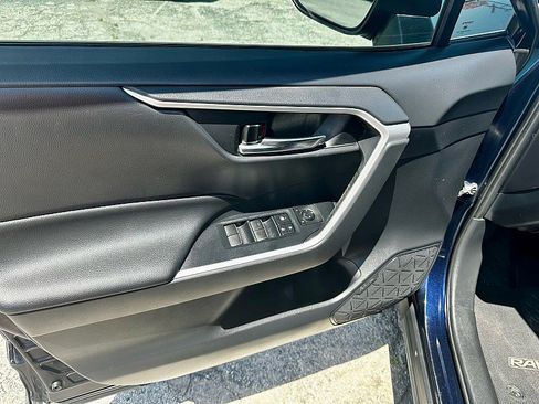 Used 2019 Toyota RAV4 XLE Premium image 10