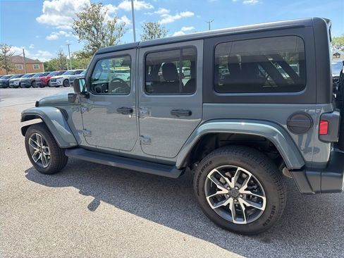 Used 2024 Jeep Wrangler Unlimited w/ Convenience Group AWD/4WD image 3