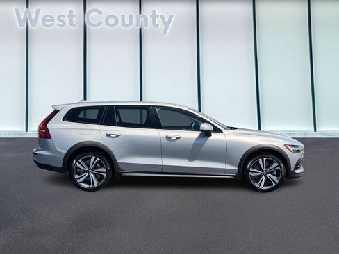 Used 2025 Volvo V60 B5 Cross Country Plus AWD/4WD image 2