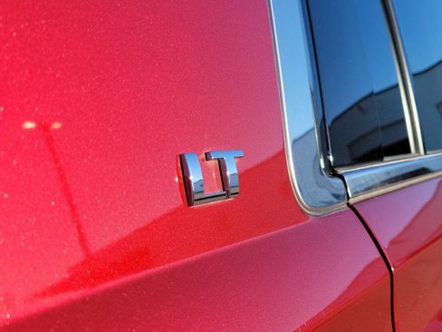 Used 2018 Chevrolet Suburban LT w/ Luxury Package image 7