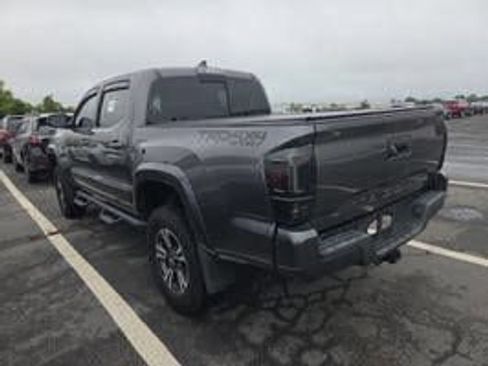 Used 2017 Toyota Tacoma TRD Sport w/ Tow Package (A/T) AWD/4WD image 5