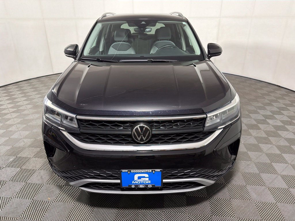 Certified 2024 Volkswagen Taos SE w/ Panoramic Sunroof Package AWD/4WD image 3